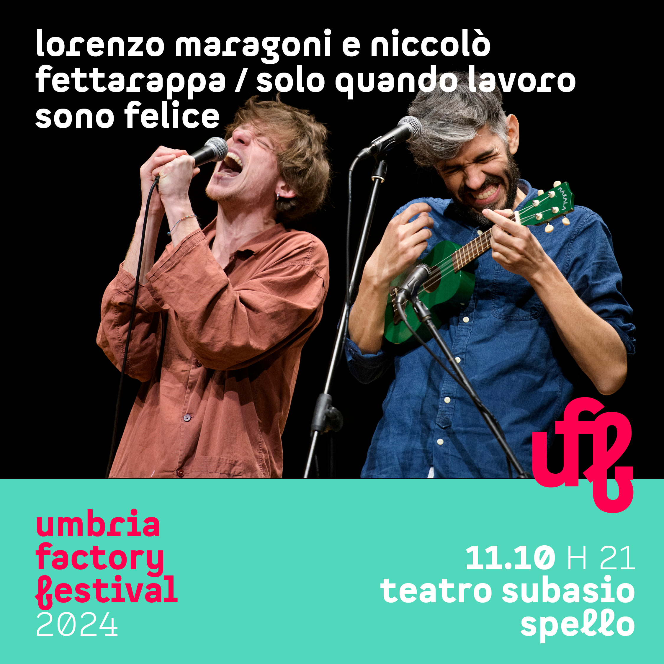 a sinistra un ragazzo con camicia color ruggine che canta a squarciagola con un microfono in mano, a destra un ragazzo con camicia blu che suona una piccola chitarra verde