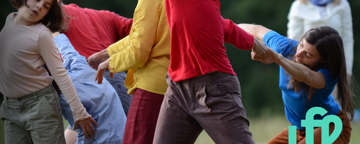 gruppo di ragazzi e bambini giocano all'aria aperta