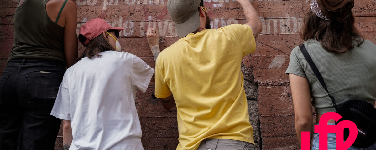 gruppo di danzatori su un palco in posizione dinamica